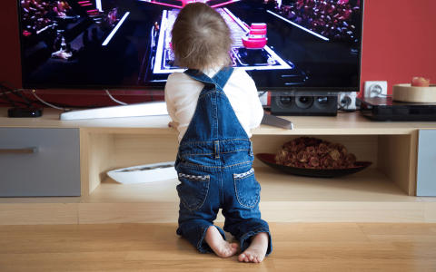 Ecrane mici, efecte mari: De ce televizorul nu este prietenul copiilor