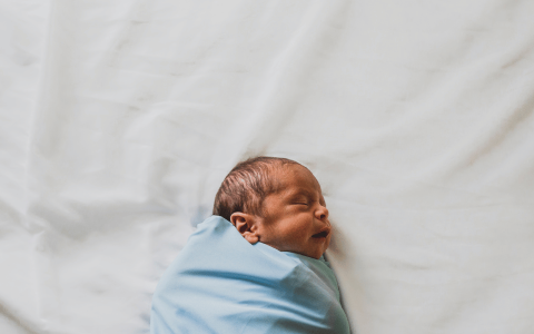 Dezvoltarea Cognitivă a Bebelușului: Cum să îl susții în Primele Luni de Viață