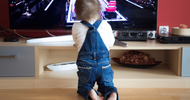 Ecrane mici, efecte mari: De ce televizorul nu este prietenul copiilor