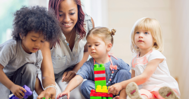Jucăriile Montessori: Mai mult decât joacă – dezvoltare prin descoperire